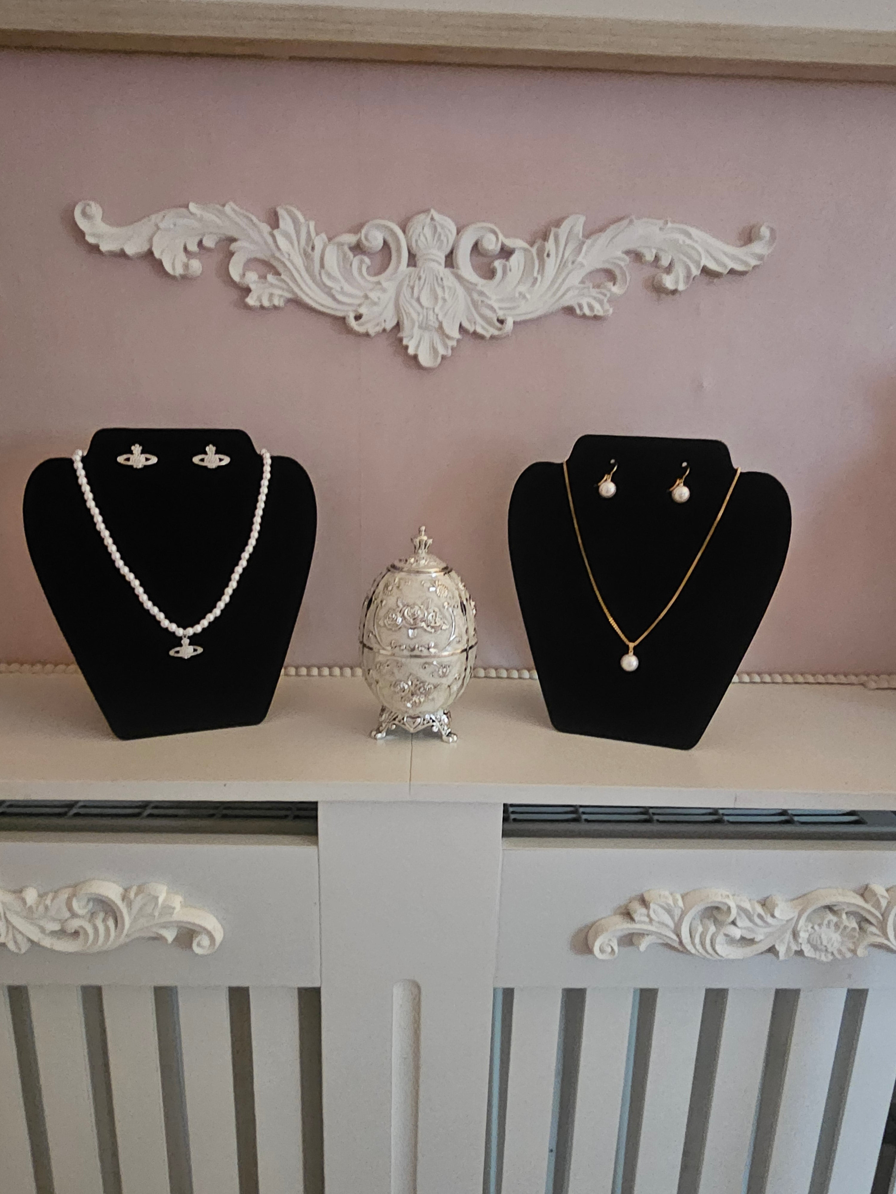 Ladies look a like vivenne Westwood style stunning Pearl necklace with matching stud earrings