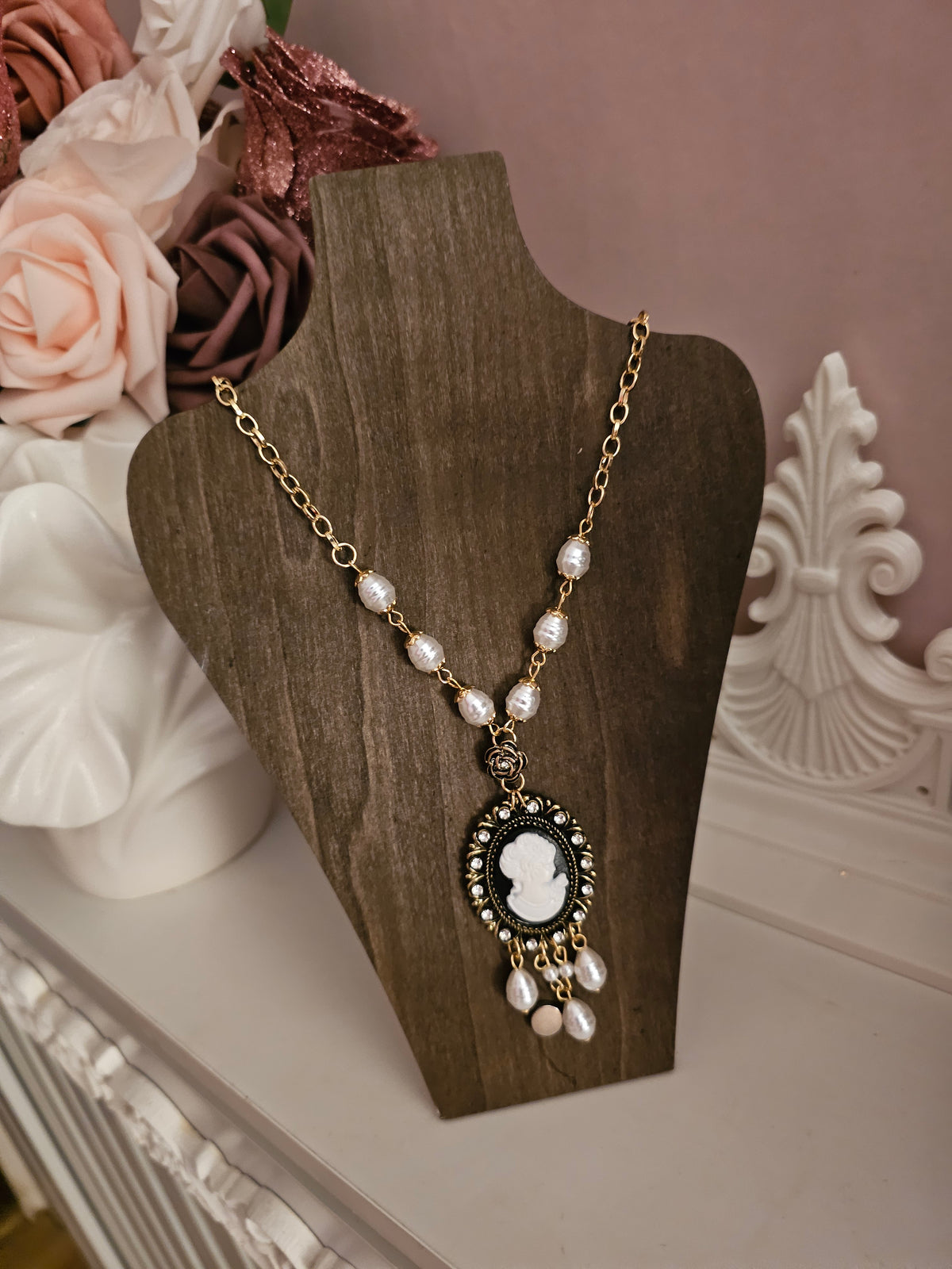 Ladies Vintage Gold & Pearl Necklace with Large Classy Cameo Head Pendant