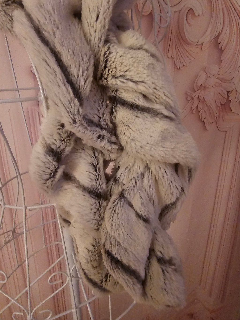 Ladies Grey & White Fur Wrap around Neck Scarf