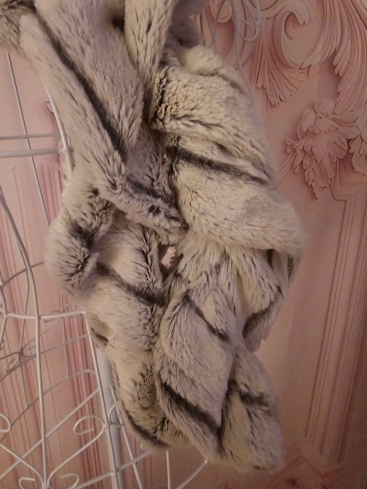 Ladies Grey & White Fur Wrap around Neck Scarf